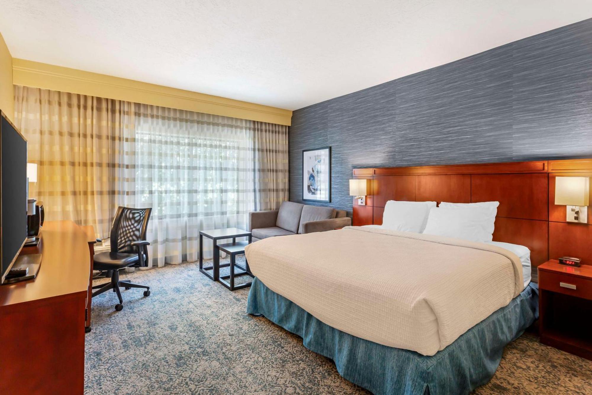 King Room with Mobility Accessible Roll-In Shower,1707802563:JPEG